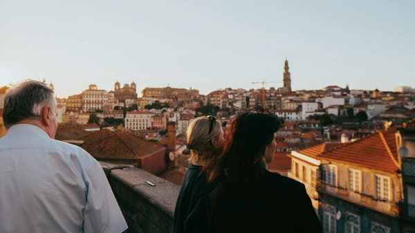 Quels sont les meilleurs circuits pour une randonnée dans les montagnes du Jura suisse : équipements et conseils ?