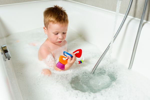 Apaiser votre bébé avec un bain thérapeutique relaxant